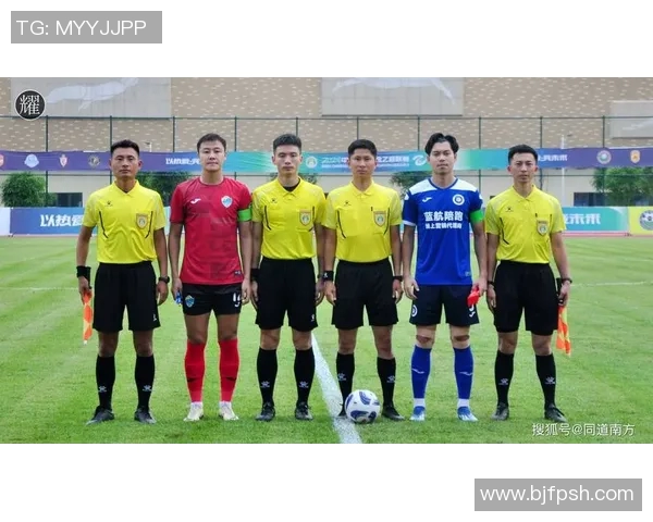 足球明星蓝线合拍高清图片展现运动魅力与团队精神的完美结合